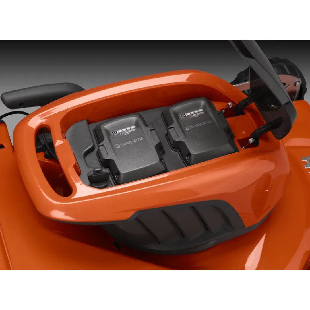 logement des batteries sur tondeuse HUSQVARNA LC347iVX