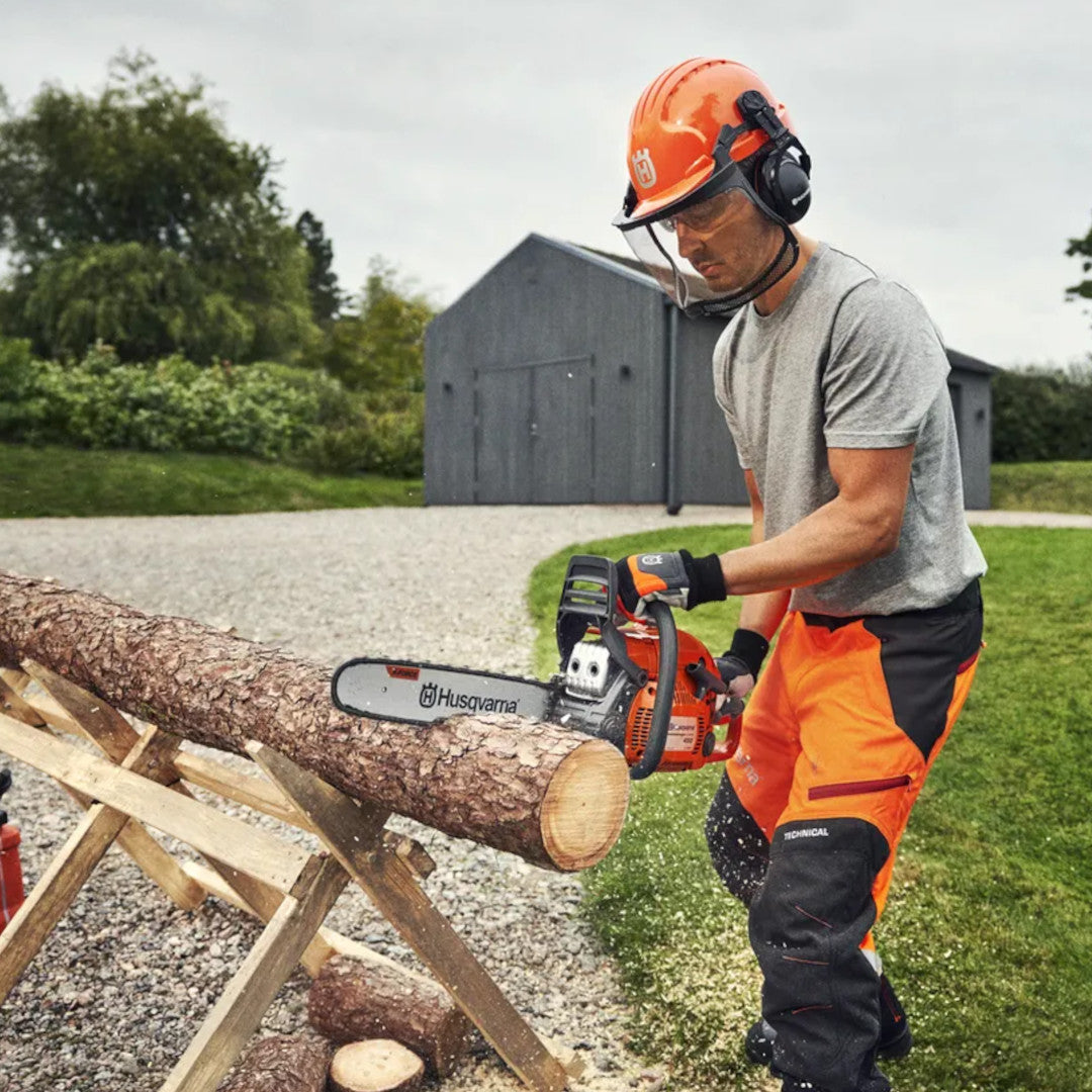 bucheron utilisant tronconneuse husqvarna 435