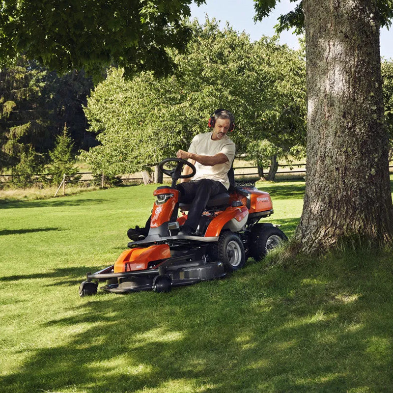 utilisateur sur tracteur de tonte autoporté HUSQVARNA R316TX