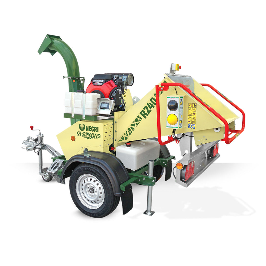 broyeur de branches thermique sur remorque NEGRI R240BHHP