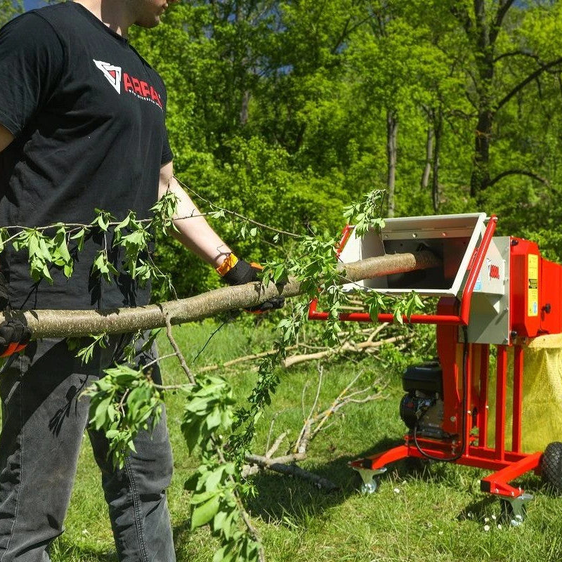 homme utilisant broyeur thermique arpal am80bd