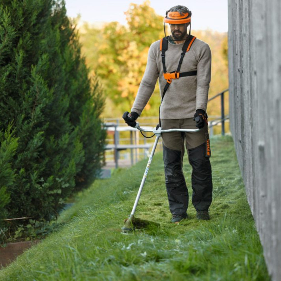 homme utilisant debroussailleuse stihl fsa120