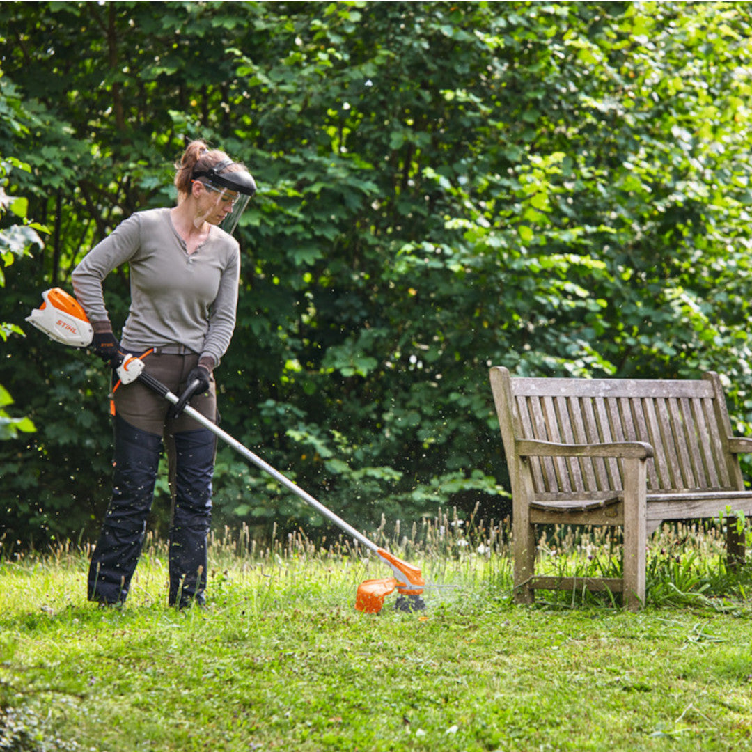 femme utilisant débroussailleuse à batterie FSA120R