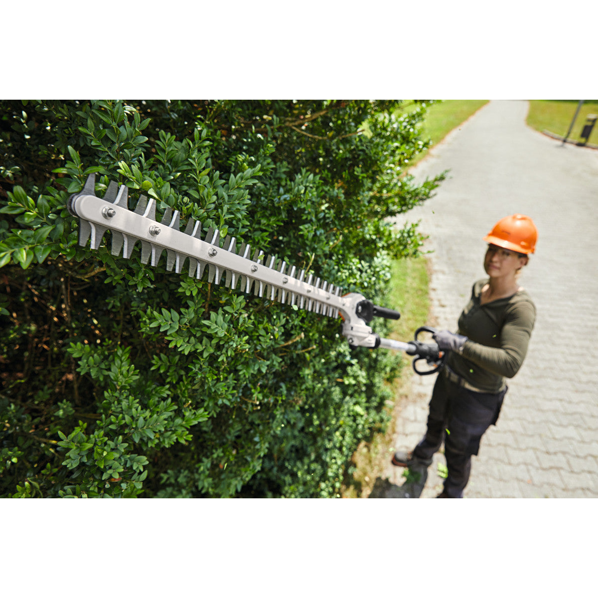 femme utilisant taille haie hla140k stihl