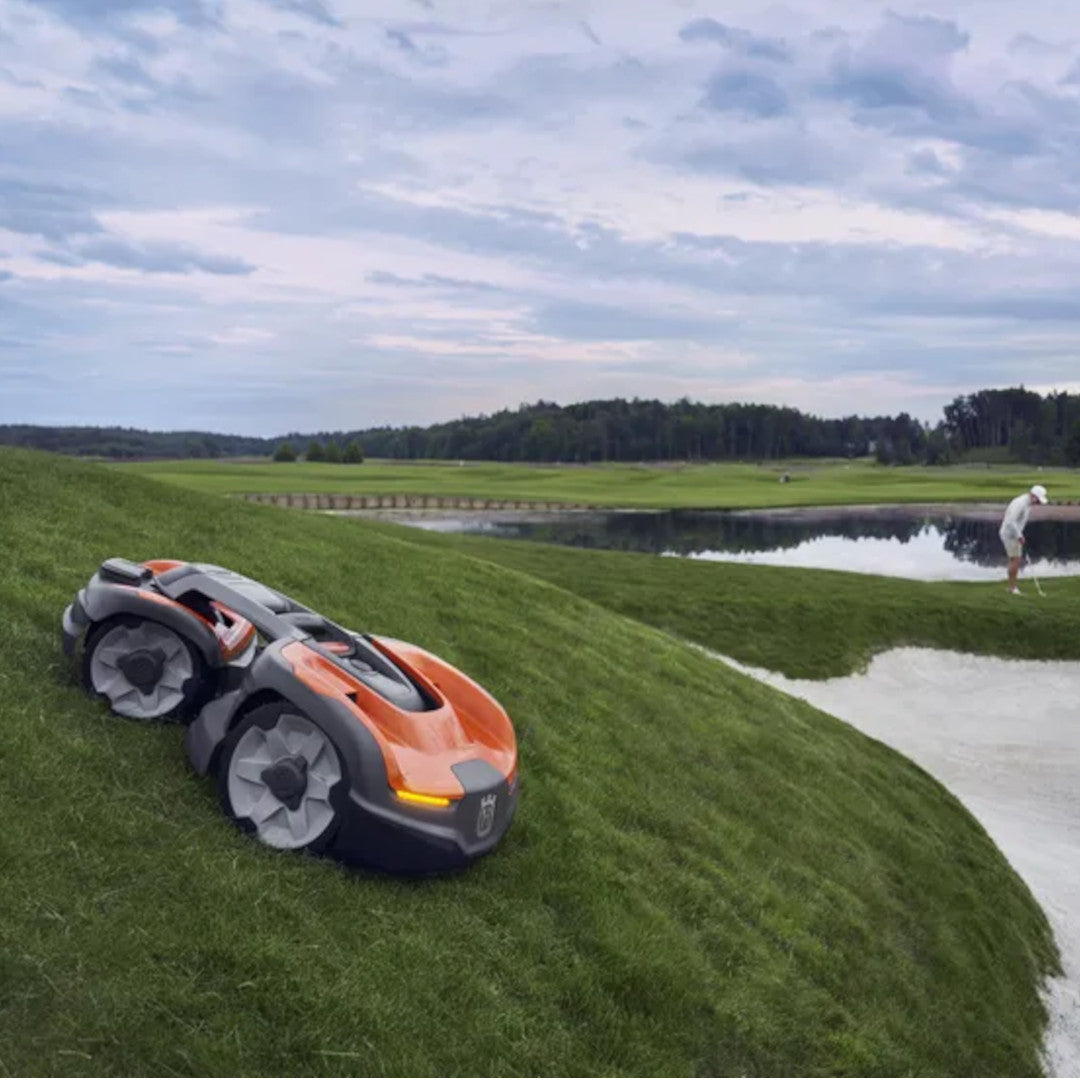 robot AM535AWD Husqvarna sur un golf