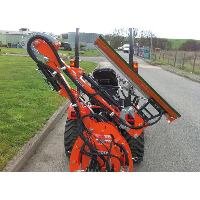 taille-haie hydraulique replié sur tracteur COCHET