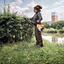 femme utilisant taille haie perche hla140 stihl