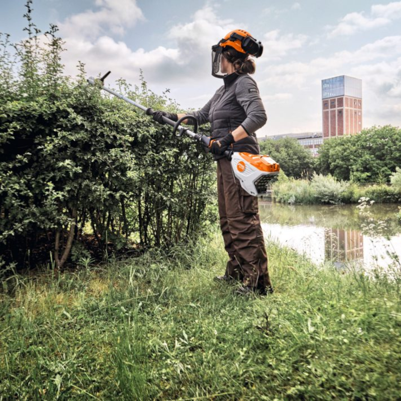 femme utilisant taille haie perche hla140 stihl