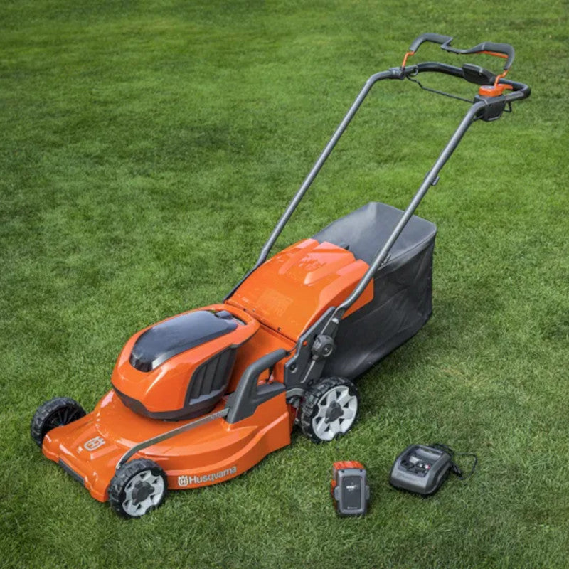 tondeuse sans fil husqvarna lc347ivx sur pelouse avec batterie B140 et chargeur