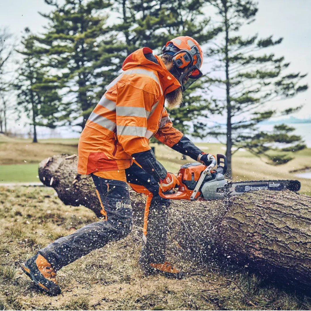 bucheron avec tronconneuse 562xp husqvarna